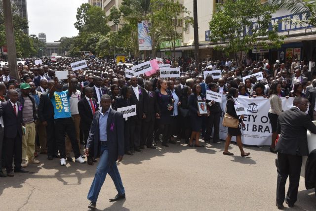 2016년 인권 변호사 윌리 키마니가 경찰에 의해 살해된 것이 밝혀진 뒤 거리에서 규탄 시위가 일어나고 있는 모습(제공: IJM)