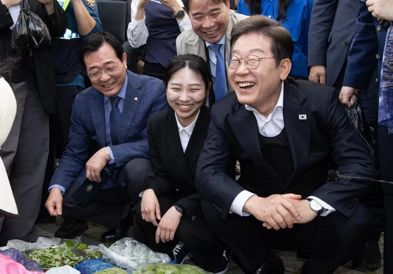 경청투어에 나선 이재명 더불어민주당 대통령 후보가 10일 오전 경남 함안군 가야읍 가야시장에서 시민과 대화중 미소를 짓고 있다. 2025.5.10/뉴스1 ⓒ News1 이재명 기자 /사진=뉴스1