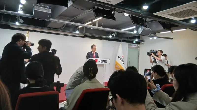 5월10일 새벽 국민의힘에 입당한 한덕수 후보가 같은 날 오후 붉은 넥타이를 매고 여의도 중앙당사에서 기자회견을 열었다. ©시사IN 김수혁