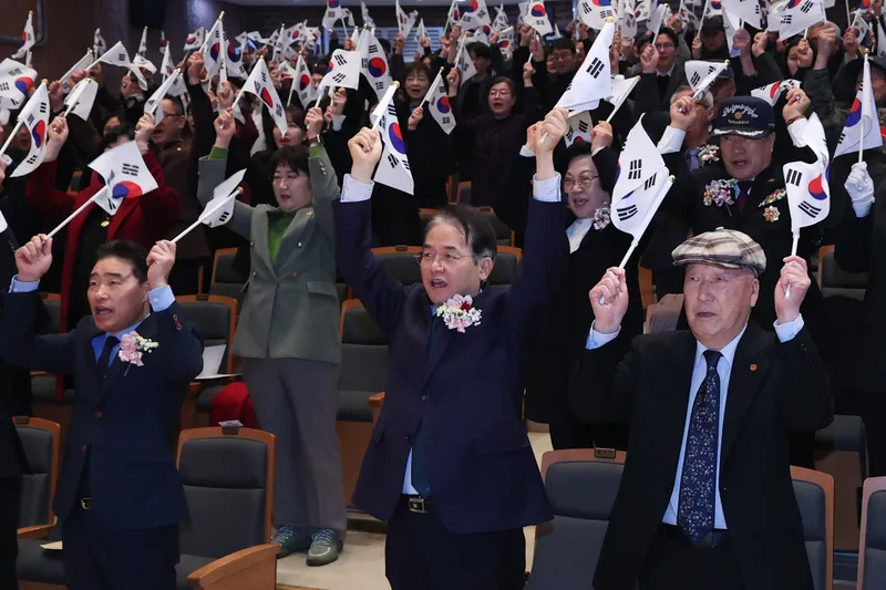 태극기를 힘차게 흔들며 만세삼창을 하는 이동환 고양특례시장