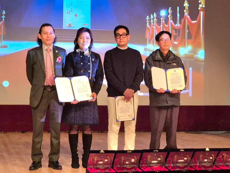▲ 좌) 김락호 이사장, 최하정 대전충청지회 지회장, 정승용 운영위원장, 황영칠 작가위원장