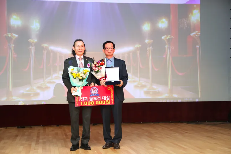 ▲ 좌측 김락호 이사장 대상 수상자 김종태 시인