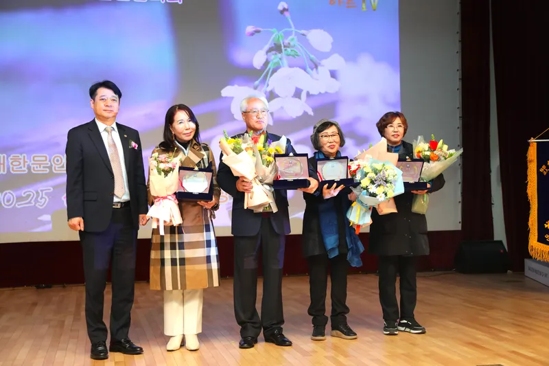 ▲ 좌측 주응규 심사위원, 김미숙 시인, 김정섭 시인, 문방순 시인, 김귀하 시인 (은상 수상자)