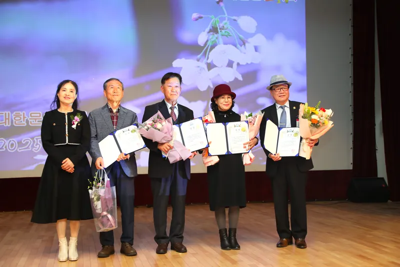▲ 좌측 김혜정 심사위원, 박희홍 시인, 김정윤 시인, 남원자 시인, 민만규 시인 (동상 수상자)