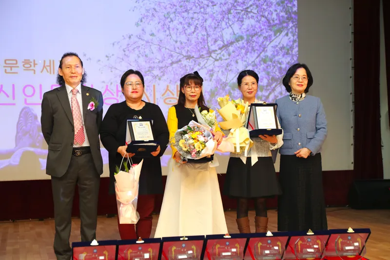 ▲ 좌측 김락호 이사장, 권경희 시인, 주야옥 평론가, 권명옥 시인, 김희선 추천인