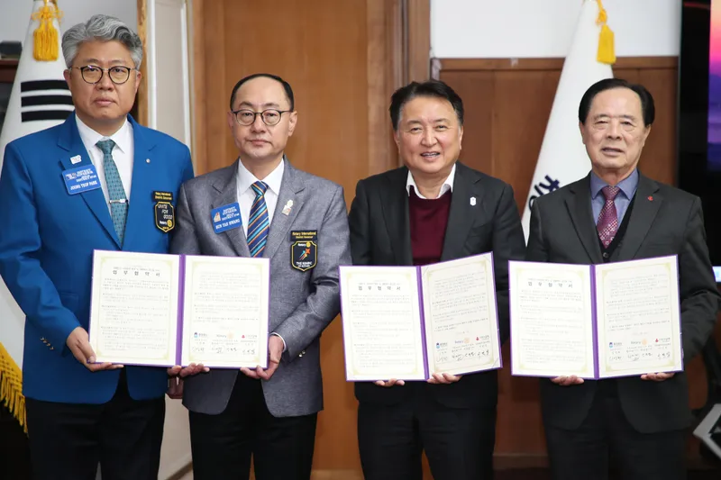 왼쪽부터 국제로타리3740지구 박종엽 차기총재, 황선태 총재, 김영환 충북도지사, 이민성 사회복지공동모금회장