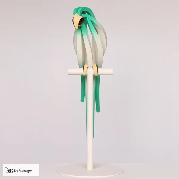 [ACF] 이상수, Parrot(green gradation), 2024. paint on resin, 30x30x71(h)cm. ⓒ 이상수, GALLTHE’S, ART CHOSUN SPACE