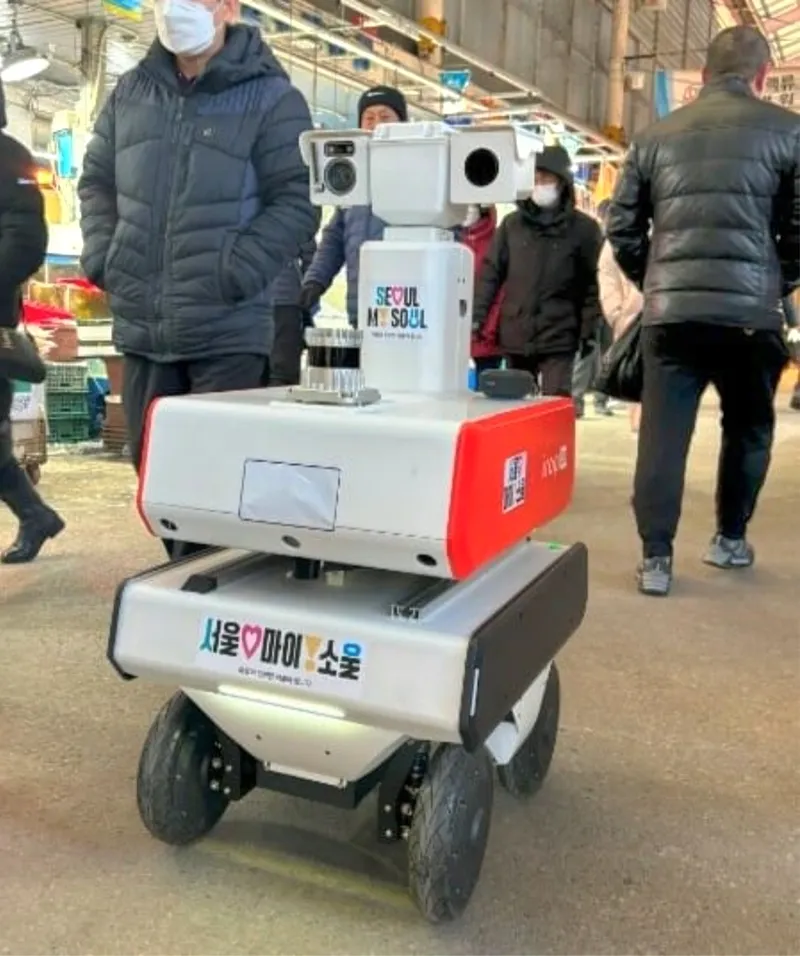 ▲ 화재순찰로봇이 전통시장을 순찰하고 있다. (사진=서울시)