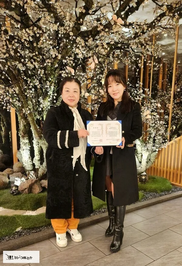 송석인 회장, 윤송아 홍보대사 / 협회 제공