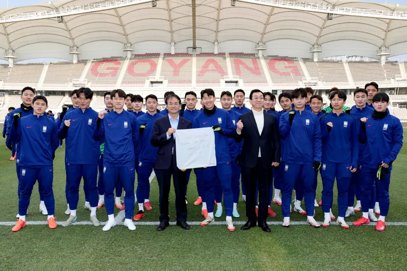 ▲ 이동환 고양특례시장과 대한민국 축구대표팀 선수단 기념촬영 고양시 제공