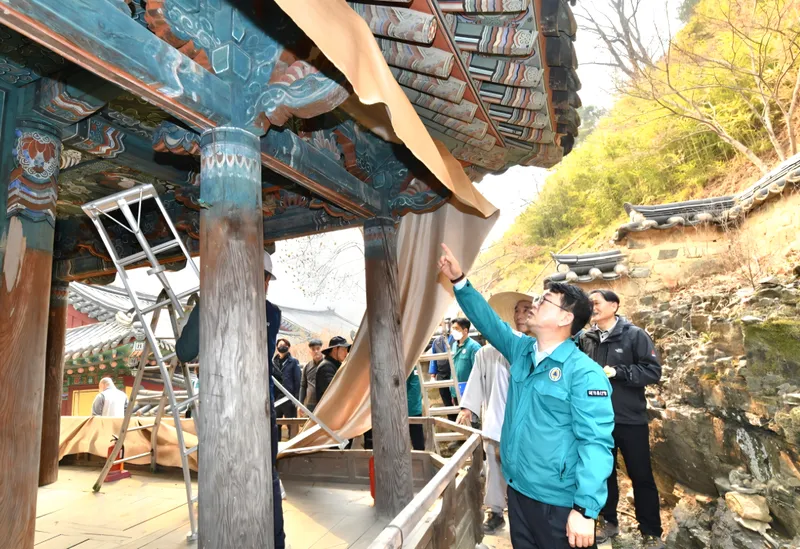 ▲ 최응천 국가유산청장이 25일 경북 의성군 고운사에서 ‘연수전’(보물) 산불 대비 방염포 작업을 점검하고 있다. 작업 이후 산불이 확산되면서 연수전이 소실된 것으로 추정된다.