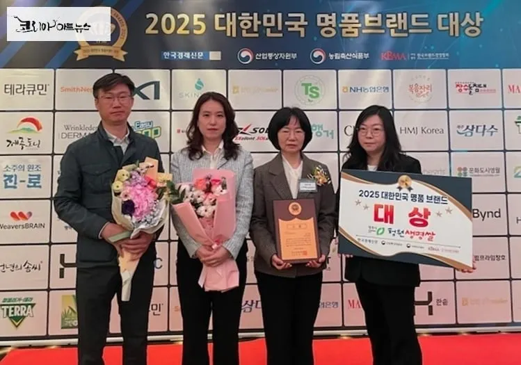 유현숙 청주시 과장 등 관계자가 기념촬영을 하고 있다