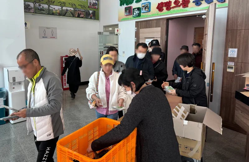 씨앗나눔 행사에 참여한 시민들