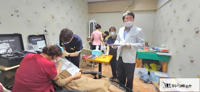 ▲ 은평치과 대표원장 이영만, 치과진료로 봉사활동을 하고 있는 모습.