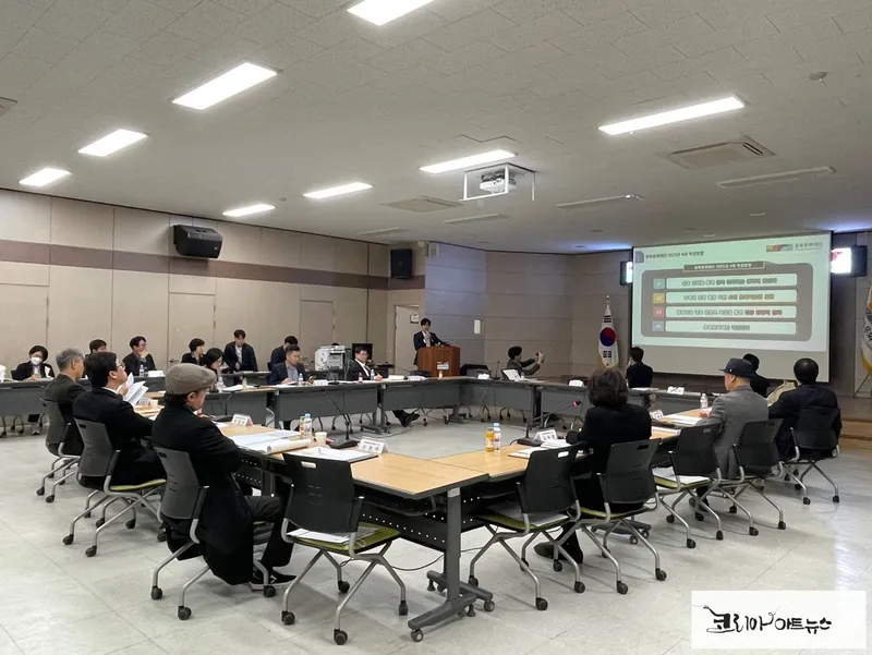 신임이사 임명 후 충북문화재단이 이사회를 열고 있다