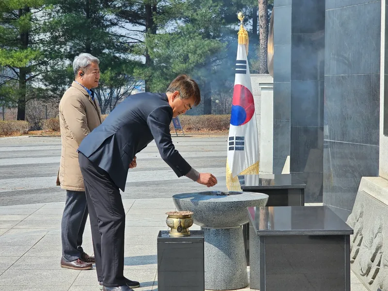 ▲ 현충공원 현충탑 참배 (좌 김성주 경우회장, 우 변재열 부회장)