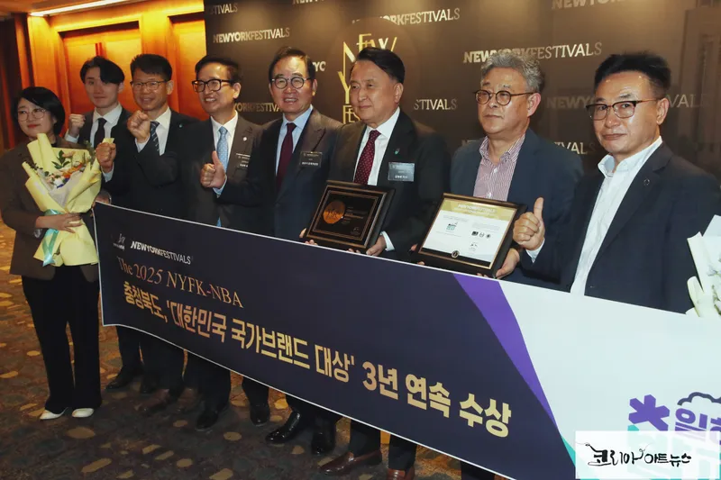 브랜드대상을 수상하는 김영환 충북도지사(우측 세 번째)