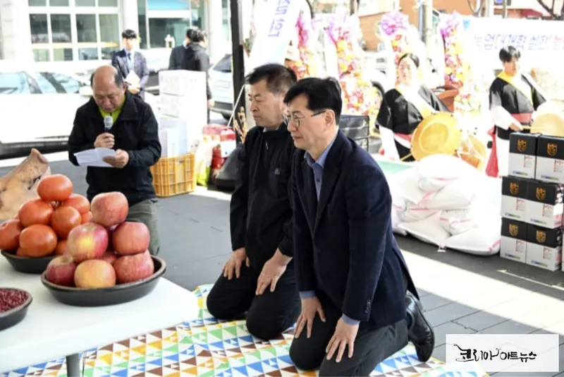 ▲ 최훈식 장수군수는 "이번 영농발대식은 농사의 시작을 알리고 풍년을 기원하는 뜻깊은 자리"라며 "기상이변 등 갈수록 어려워지는 영농 환경 속에서도 농업인들이 서로 정보를 나누고 화합하는 계기가 되길 바란다"고 밝혔다. 장수군제공