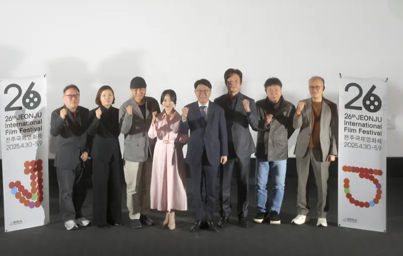 ▲ ▲(왼쪽부터)문석 프로그래머, 문성경 프로그래머, 민성욱 집행위원징, 이정현 배우, 우범기 조직위원장, 정준호 집행위원장, 전진수 프로그래머, 박태춘 프로그래머가1일 서울 용산구 CGV용산아이파크몰에서 열린 제26회 전주국제영화제 상영작 발표 기자회견에서 포즈를 취하고 있다. ⓒ전주국제영화제