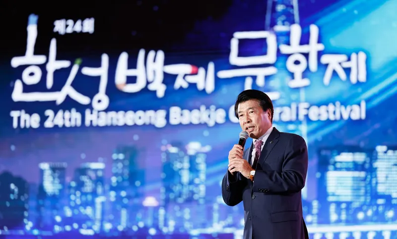 ▲ 제24회 한성백제문화제’ 개막식에서 인사말하는 서강석 송파구청장