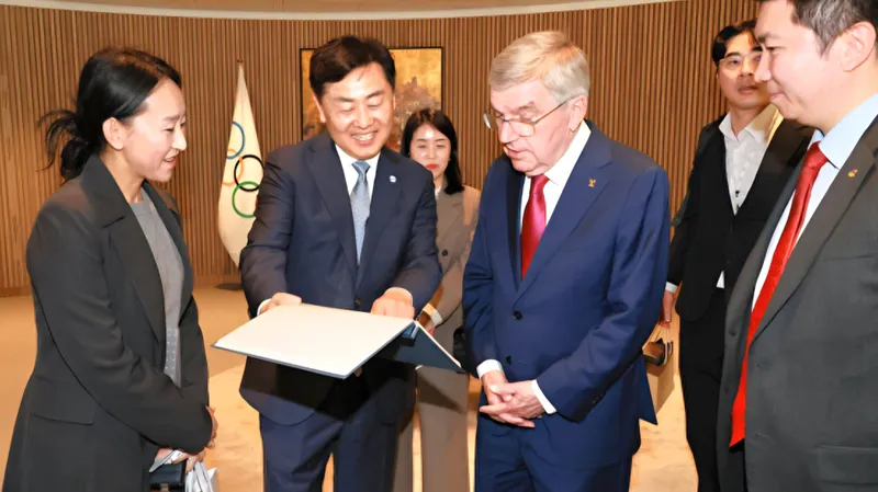 ▲ 김관영 도지사가 유승민 대한체육회장과 함께 IOC위원장을 만나 전주올림픽 비전을 설명하고 있다. [사진=전북자치도 ]