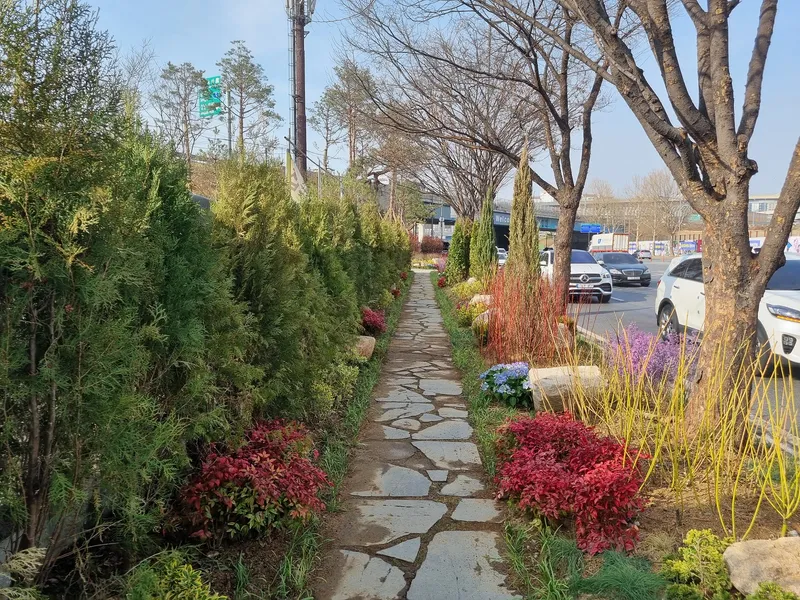 ▲ 잠실대교 남단·성남 시계부, 송파 상징 담은 장송 100여 주 식재 석촌동 고분군 모티브 성곽돌·정원식물·조명…사계절 경관 조성
