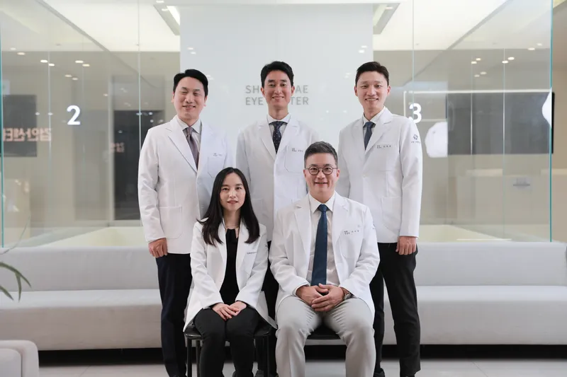 ▲ 고양신세계안과 5명의 안과전문의 진료철학 친절, 안전, 전문성 앞줄 좌측부터 이보람 안과전문의, 이기웅 안과전문의 대표원장, 쥣줄 죄측부터 민준기 안과전문의, 김영신 안과전문의, 안종호 안과전문의