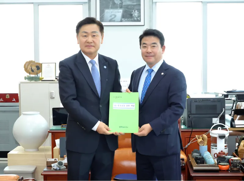 ▲ 김관영 전북특별자치도지사(왼쪽)가 21일 박정 국회 예산결산특별위원장(오른쪽)과 만나 전북의 핵심 전략사업 5건에 대한 국비 지원을 요청했다. ⓒ전북자치도 제공