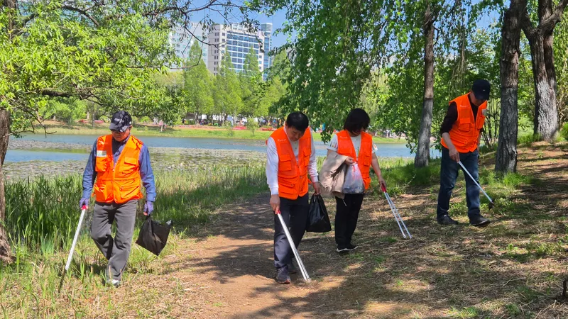 ▲ 고양재향경우회, 세계적인 2025고양국제꽃박람회장에서 플로깅 봉사활동 전개