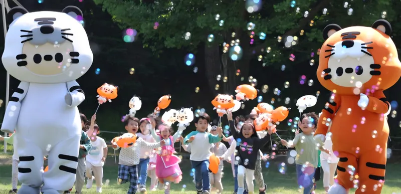 ▲ 앞둔 지난해 5월 2일 오전 서울 송파구 올림픽공원 한성백제 박물관 앞 지구촌공원에서 송파구청 어린이집 원생들이 비눗 방울 놀이를 하며 즐거운 시간을 보내고 있다.
