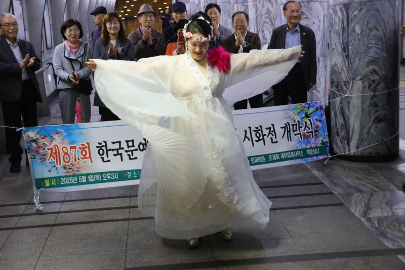 ▲ 하얀 전통한복을 곱게 차려입은 월궁항아 장윤숙 부회장이 나와 자작시 <샤론의 꽃>을 맑고 고운 목소리로 우아한 춤과 함께 낭송하였다.