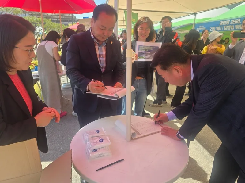 이범석 청주시장이 민간전용활주로 건설 촉구 서명을 하고 있다