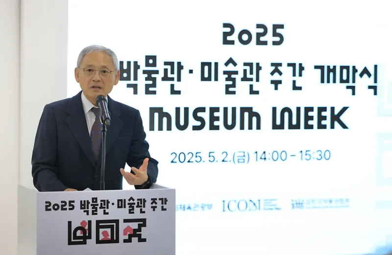 ▲ 유인촌 문화체육관광부 장관이 2일 서울 은평구 사비나미술관에서 열린 '2025 박물관·미술관 주간' 개막식에서 축사를 하고 있다.(사진=문체부 제공) 