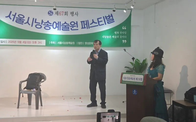 ▲ 조기홍 시인이 김수영 시인의 "오래된 여행가방" 시낭송을 하고 있다.
