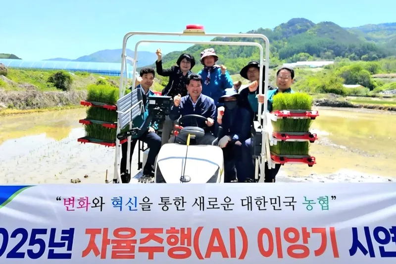 ▲ 곽점용 조합장(운전석)이 자율주행 이앙기를 시연하고 있다 /사진제공=장계농협