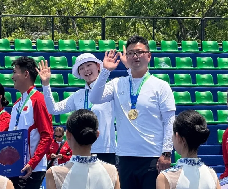 청주시청 김우진 선수가 금메달을 현시하고 있다