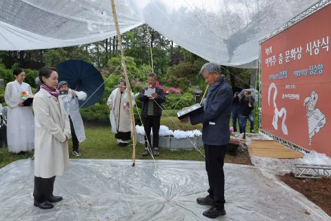 ‘이애주 춤 문화상’의 제1회 시상식이 성황리 개최됐다. 왼쪽부터 김연정 전통계승 부문 수상자, 장순향 시대창작 부문 수상자, 유홍준 이애주 문화재단 이사장(사진=이애주문화재단)
