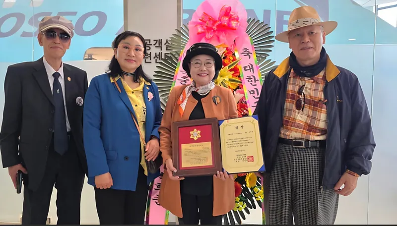 사진 : 나라사랑총연맹 오혜정 회장(가운데),양재기 상임고문(왼쪽),우삼선 상임고문(오른쪽)과 한국문학사랑신문 정해정 이사장(왼쪽에서 2번째)이 수상 기념촬영을 하고있다.