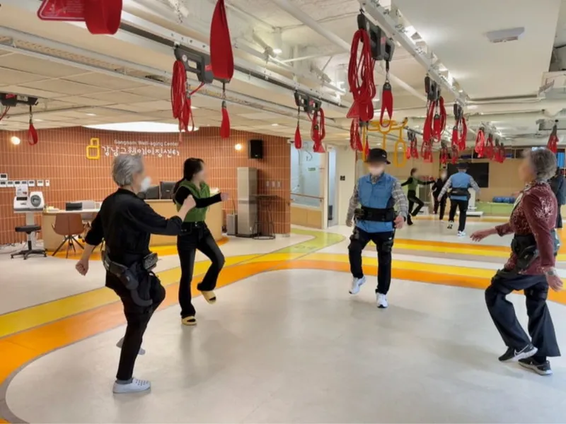 ▲ 강남구 제공 강남구, 어르신 보행 지원 ‘웨어러블 로봇’ 운영...현장에는 로봇 엔지니어와 물리치료사가 함께 한다.