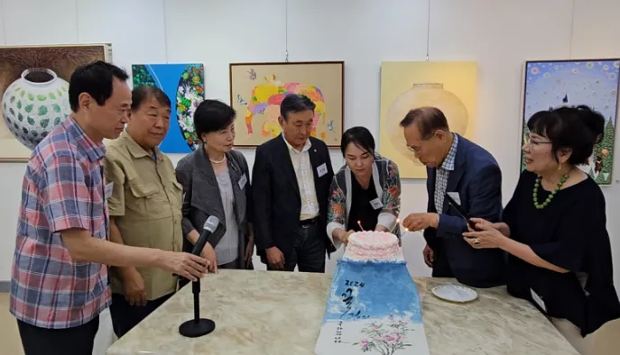 2024 끌림전 축하케익 자르기 / 세미갤러리 제공