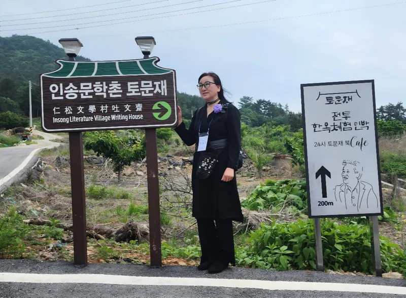한국문학사랑신문/한국문학사랑예술인협회 정해정 이사장은 "이번 한국문학 심포지엄에 초대받아 영광스럽다. 한국문학의 발전을 기원드린다." 고 말했다.