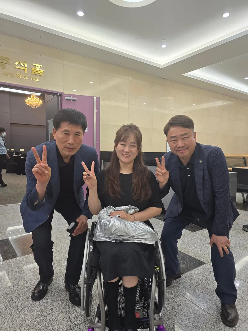 ▲ 댄스스포츠 노명주 선수와 기념 사진 촬영, 대회6관왕, 경기도체전 최우수 선수 선정 죄로부터 김논선 사무국장, 노명주 최우수선수, 김성주 경우회장