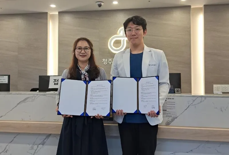 왼쪽부터 남옥순 청주시 이주여성지원기관장, 박종석 청주퍼스트치과 대표원장).jpg 설명