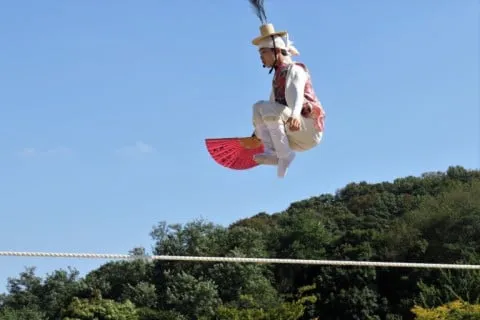 남창동의 줄타기 공연 모습