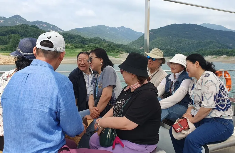 ▲ 청풍호 유람선에서 친교시간을 가지고 있다.
