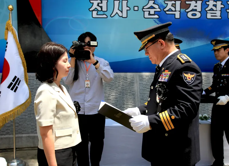 ▲ 이호영 경찰청장 직무대행은 전사·순직 경찰관의 공헌한 사단법인 한국경찰유족회 박경미 회원에게 경찰청장 감사장을 수여했다.  [사진 : 이청강 기자]