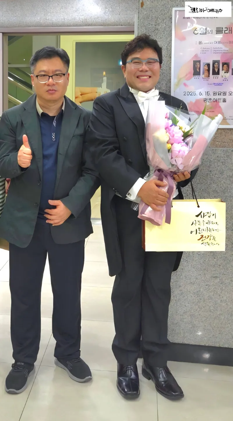 ▲ 이청강 기자(좌), 바리톤 안장훈(우) [사진 : 이청강 기자]