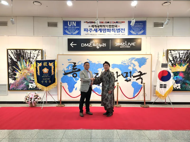 ▲ 한국문학사랑예술인협회 이현진 부이사장(좌)과 한한국 작가(우)가 기념촬영을 했다.