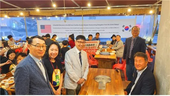 6월 18일(수) 인천 영종도 마시란로 한식당 ‘어반’에서 열린 ‘2025 아시아패밀리즈 미주한인입양인 모국방문단’ 환영만찬 현장. 왼쪽부터 (사)한국동아시아교육문화원 조형구 이사장, 아시아패밀리즈 송화강 대표, 인천광역시 양순호 시민소통담당관. 오른쪽 첫 번째는 진재광 송도국제화복합단지개발 감사실장, 두 번째는 JB포럼 대표 손영철 목사.