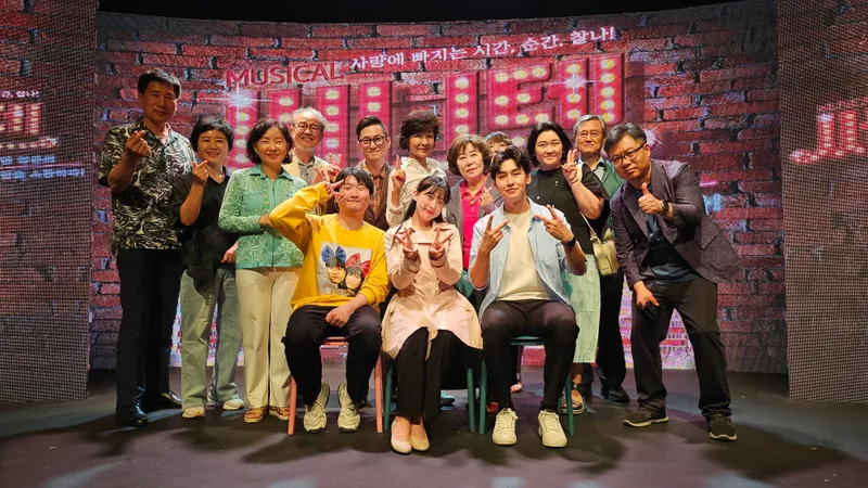 ▲ 코리아아트뉴스 기자단, 뮤지컬 '써니텐' 단체 관람 [사진 : 이청강 기자]